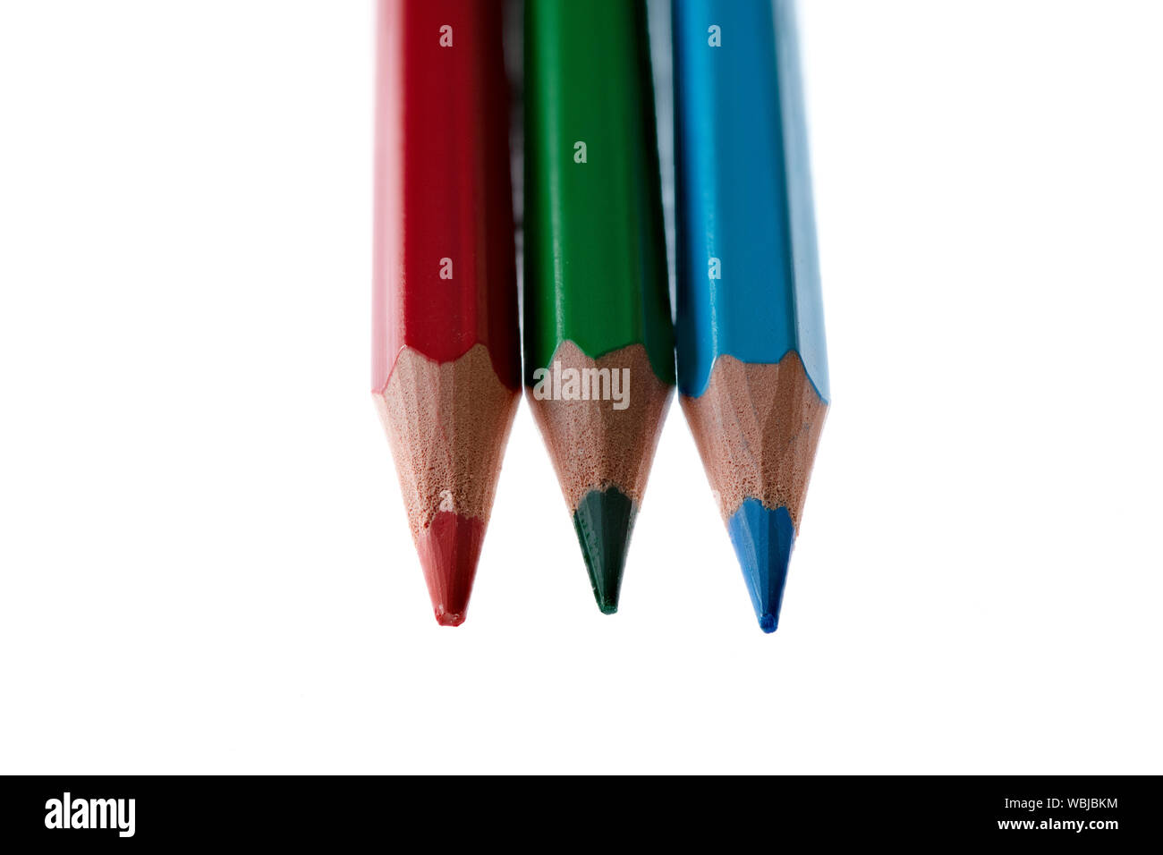 Rot Grun Und Blau Buntstifte Gegen Einen Weissen Hintergrund Stockfotografie Alamy