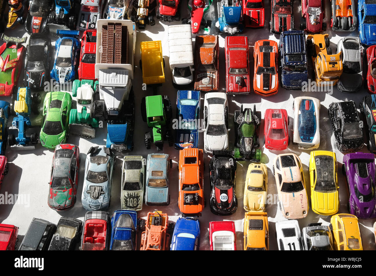 Bunte Spielzeug Auto Spielzeug auf dem Boden. Stockfoto