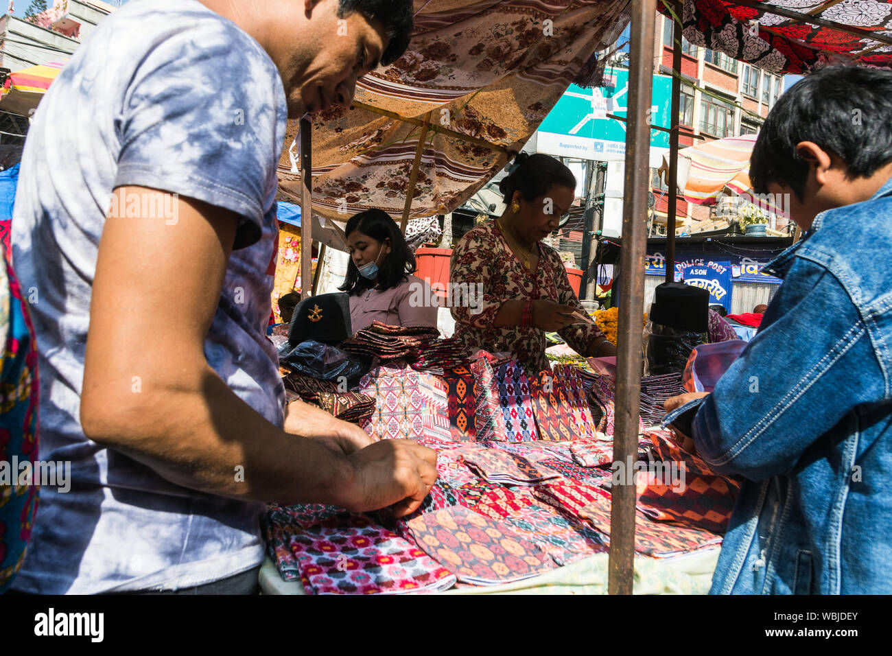 Lokale nepalesischen Bevölkerung Einkaufen in einem Outdoor Stoffe shop in Kathmandu, Nepal Stockfoto