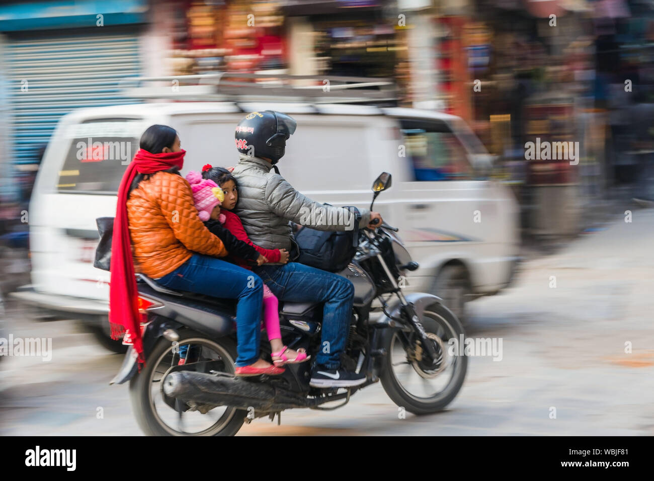 Panning Schoß einer Familie Motorradfahren in Thahity Chowk, Kathmandu, Nepal Stockfoto