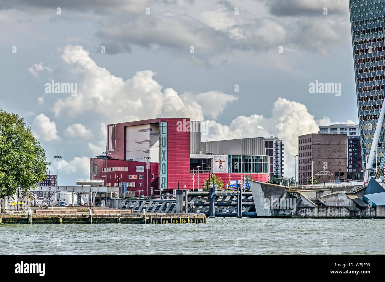 Rotterdam, Niederlande, 13. August 2019: Blick über den Fluss Nieuwe Maas gegenüber der Neuen Luxor Theater mit dramatischen Wolken hinter sich Stockfoto