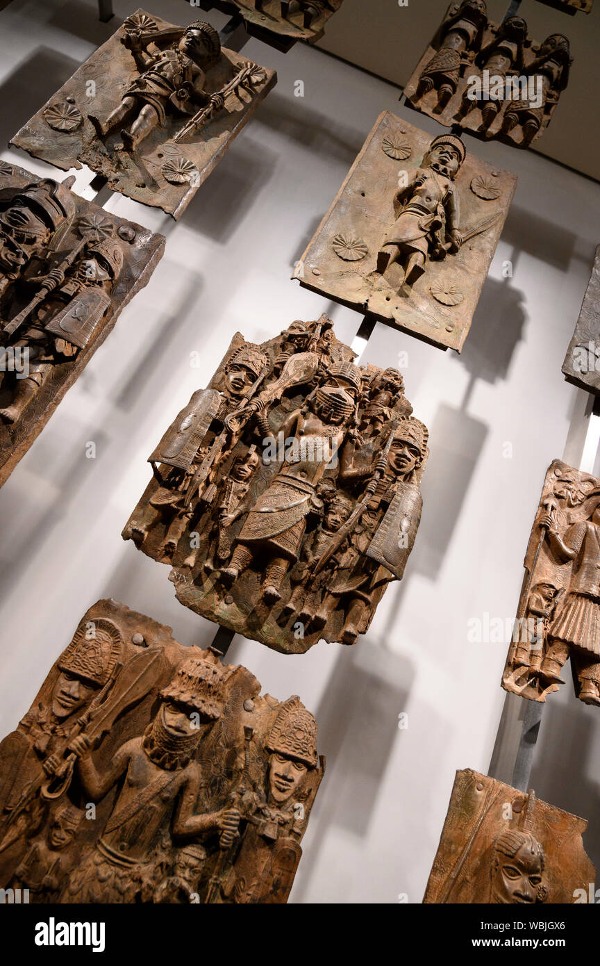 London. England. Benin Bronzen auf Anzeige an das Britische Museum, Messing Plaketten von der Royal Court Palace des Königreichs Benin, 16. und 17. Jahrhunderts. Stockfoto