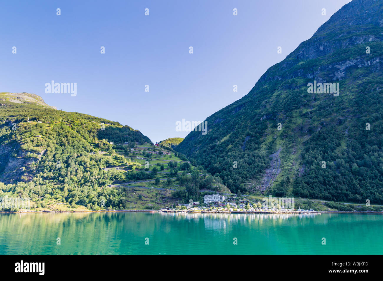 Anzeigen Serpentinen Straße zu Mollsbygda Gerianger Fjord in Mehr og Romsdal County in Norwegen ist berühmt für seine schönen Bootsfahrt durch den Fjord. Stockfoto