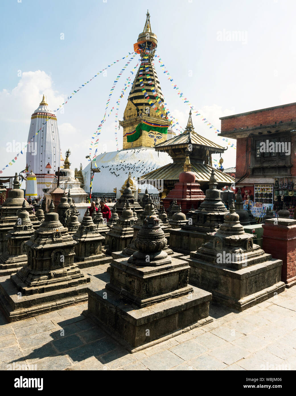 Kleine Schreine in der Nähe der Tempel Swayambhunath Stupa (Monkey Tempel), Kathmandu, Nepal Stockfoto