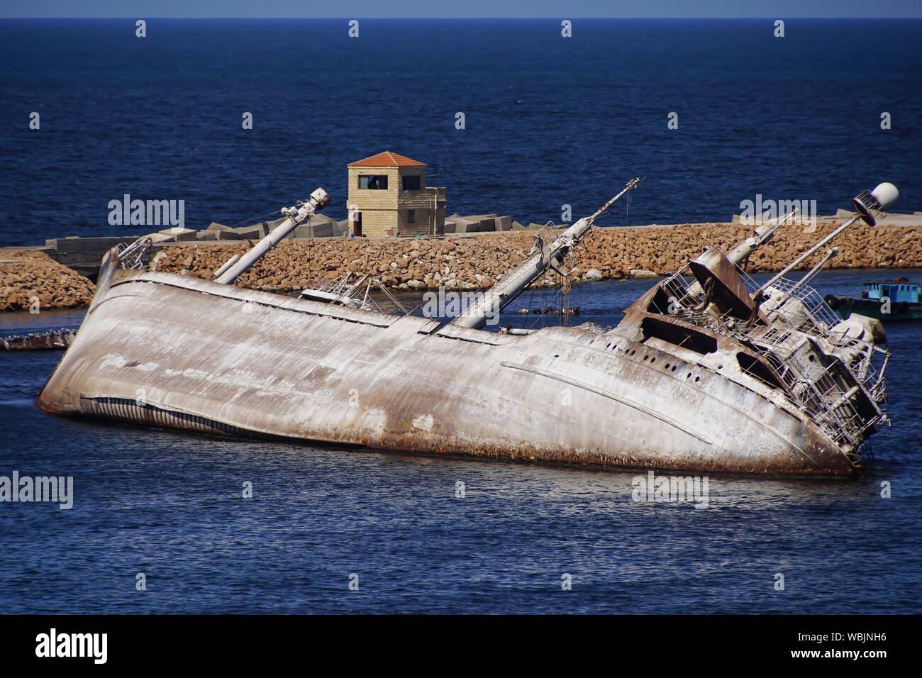 Abgebrochene sinkendes Schiff im Meer Stockfoto