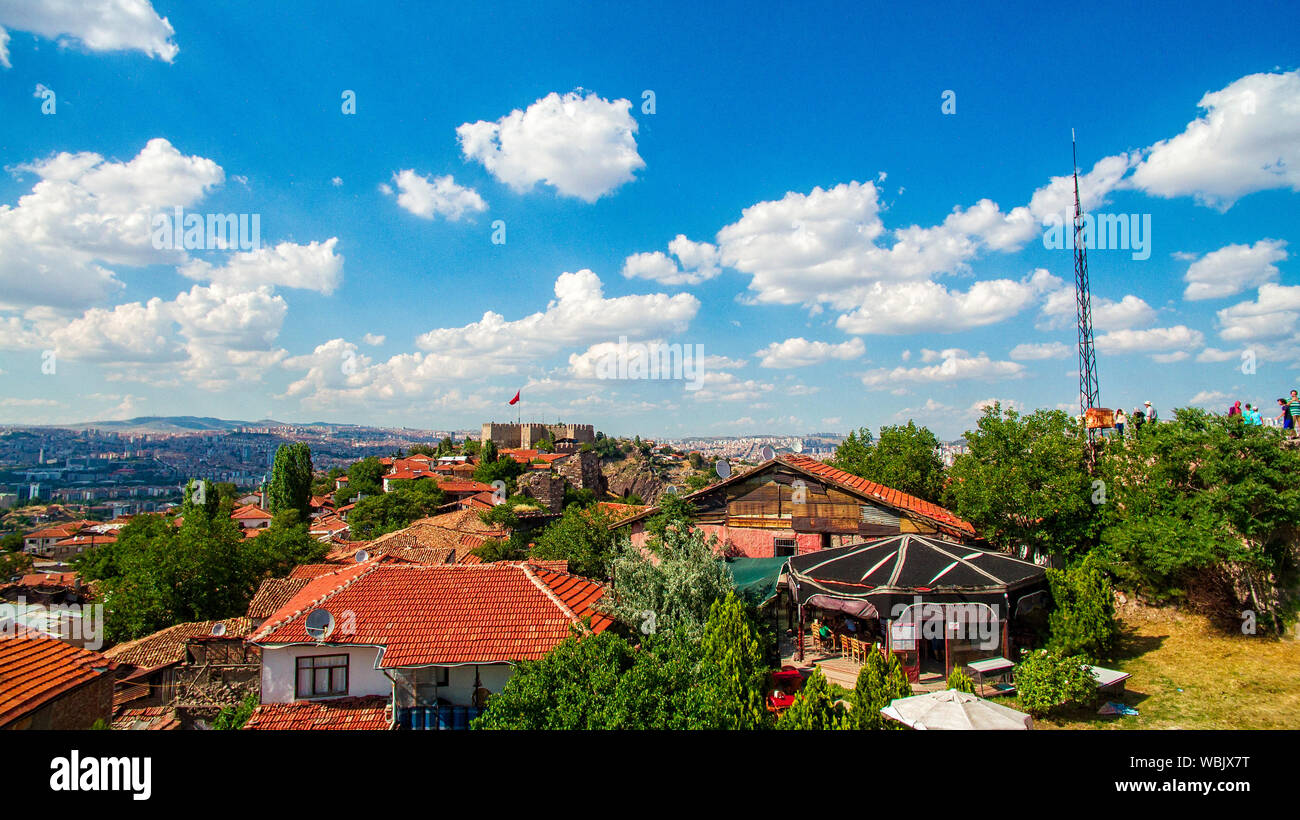 Panoramablick auf die Burg von Ankara (Kalesi). Blick auf die Hauptstadt der Türkei. Mauern des Herrenhauses und der türkischen Flagge Stockfoto