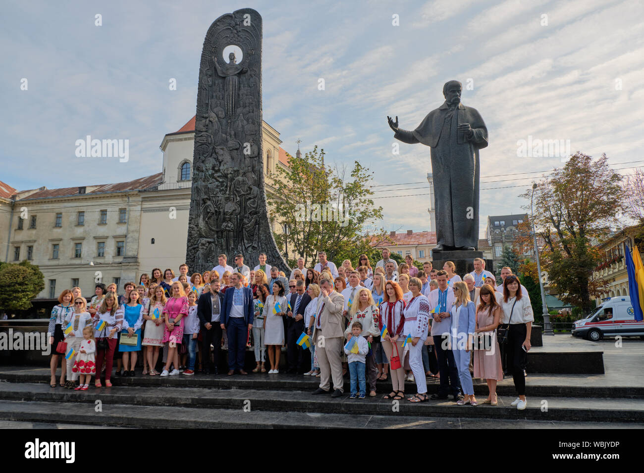 Menge unter der Statue von Taras Schewtschenko in Zentrum von Lviv versammelt, um den Tag der Unabhängigkeit der Ukraine Feier teilnehmen Stockfoto