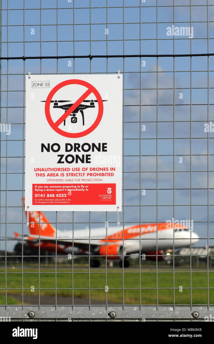 Flughafen Unterbrechungen - KEIN DRONE ZONE SCHILD AM FLUGHAFEN GLASGOW. Stockfoto