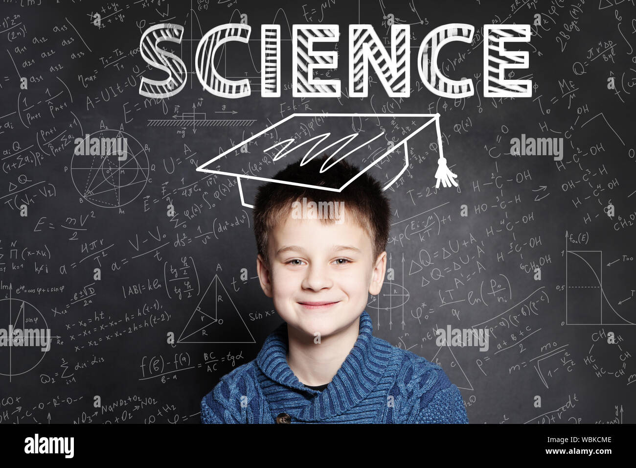 Clever student Kind auf blackboard Hintergrund mit Formeln Stockfoto