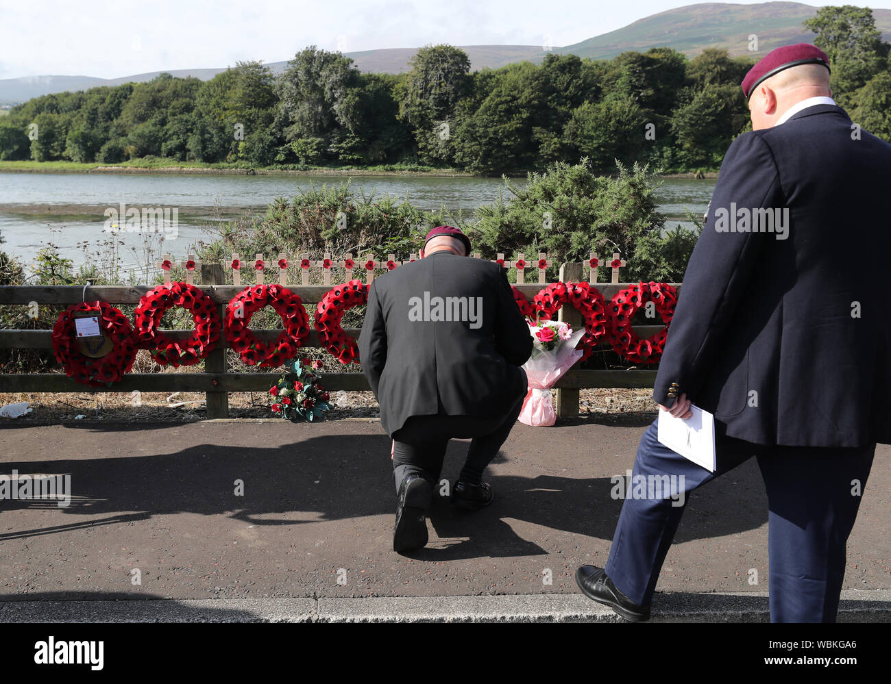 Vertreter der zweiten Bataillon, Parachute Regiment Ort commemorative kraenzen als Teil eines inter-konfessionelle Gebet Service ist auf engen Wasser in der Nähe von Warrenpoint in Co unten statt der 40. Jahrestag der Tod von 18 Soldaten, die am 27. August 1979 zu markieren. Stockfoto