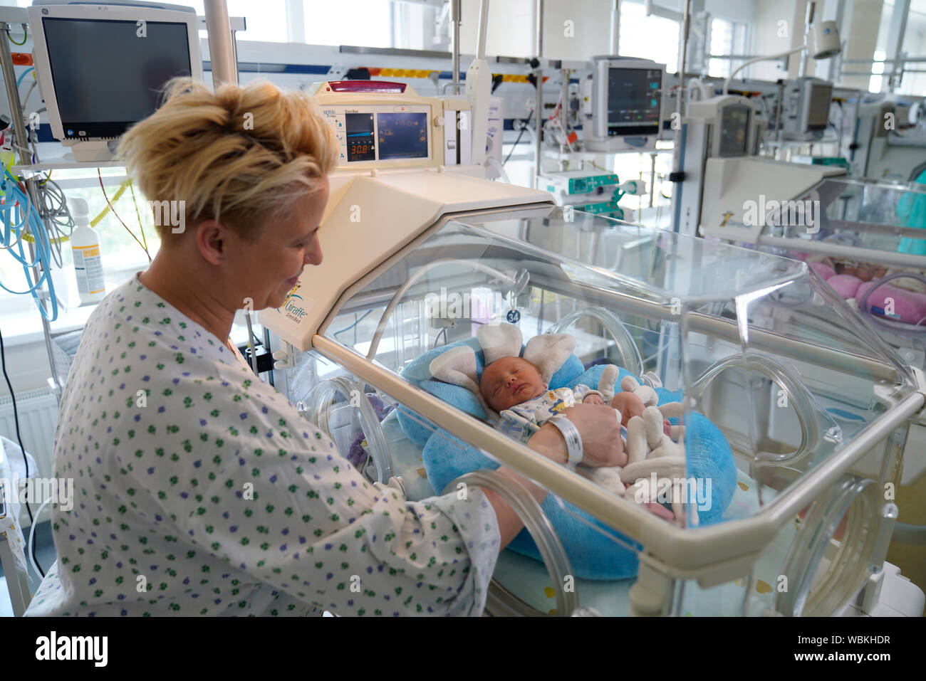 2 Mutter mit einem Ihrer Kinder in einem Inkubator, Intensivstation für Neugeborene, Karlsbad, Tschechische Republik Stockfoto