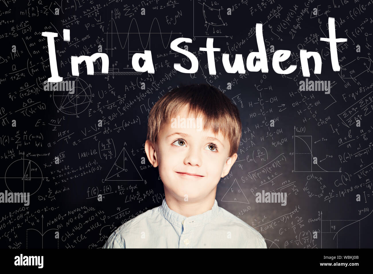 Clevere kind Schüler auf blackboard Hintergrund portrait. Zurück zu Schule. Bildung Konzept Stockfoto