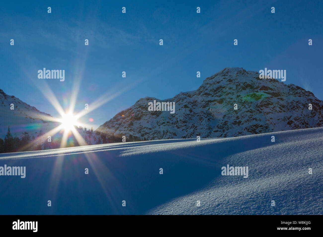 Schöne winterliche Landschaft in der Nähe von Arosa, Sunrise, Schiesshorn Berg Stockfoto