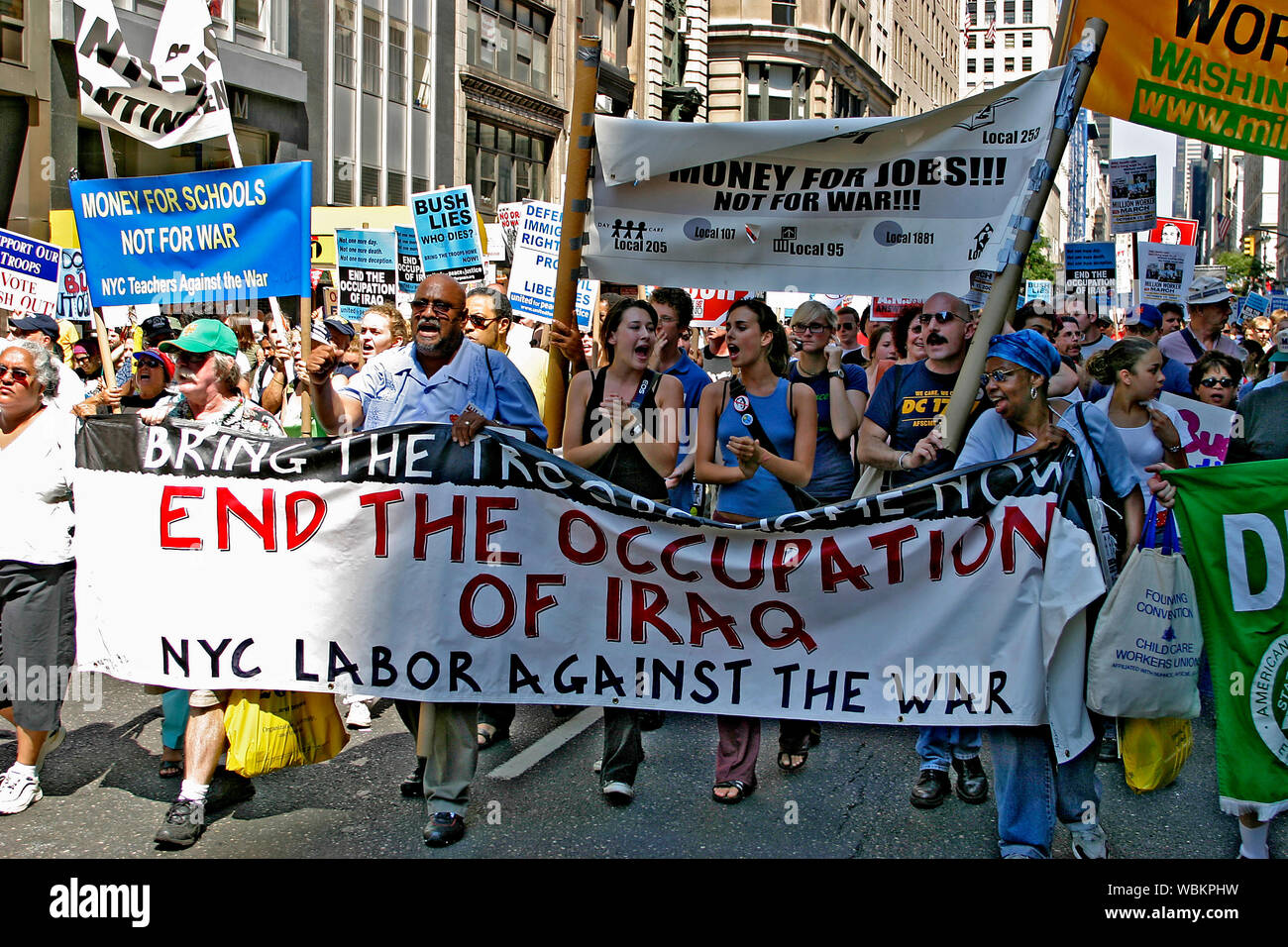 August 29, 2004. Frieden und Freiheit März in New York City in Verbindung mit der Republican Convention im Madison Square Garden statt zog Hunderttausende von Demonstranten eine Nachricht an die Bush-Regierung zu senden. Stockfoto