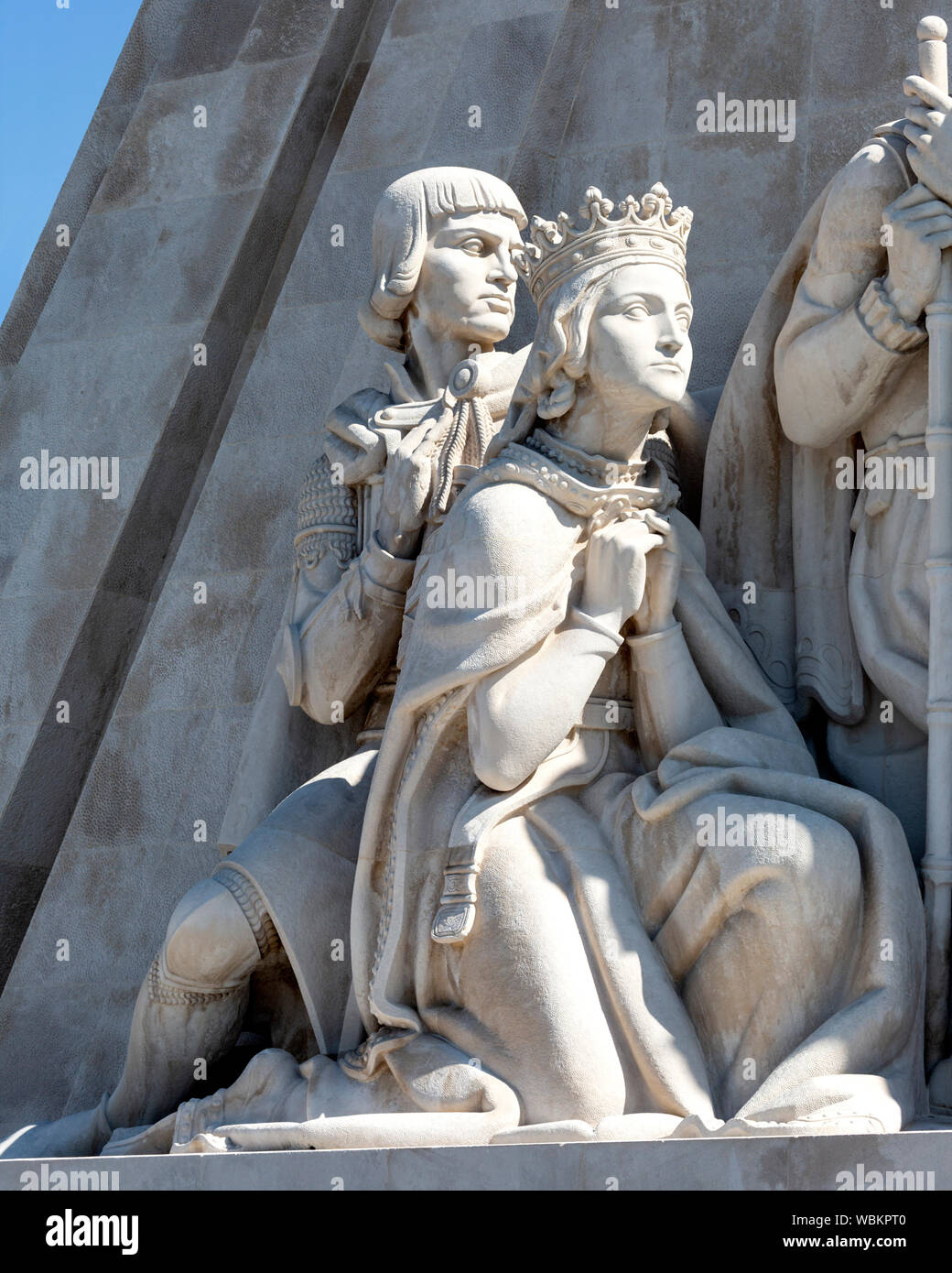 Detail der Figuren (philippa von Lancaster und Peter Herzog von Coimbra) auf dem Denkmal der Entdeckungen in der Neuen Welt, Belem, Lissabon, Portugal. Stockfoto