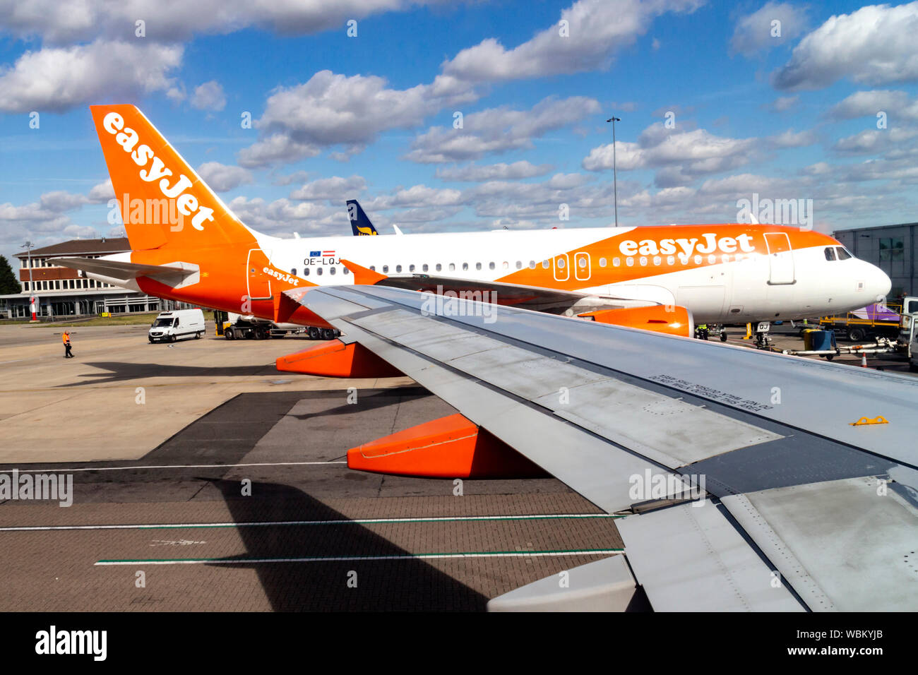 Easy Jet Airbus A 319-111 auf dem Vorfeld des Flughafen Luton, England. Stockfoto
