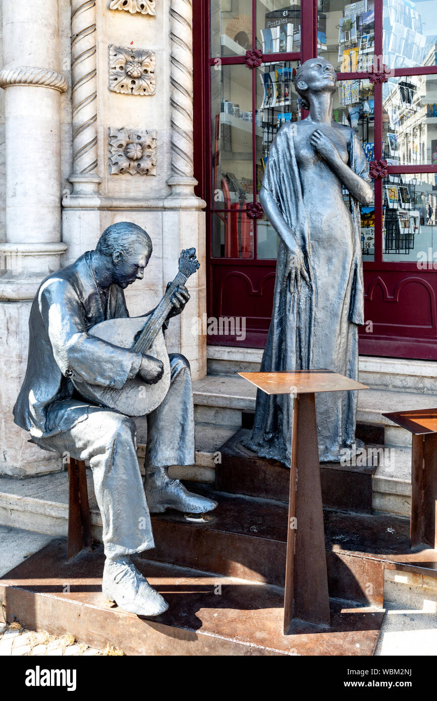 Statuen von einem Mann und einer Frau, die fado Musik außerhalb Bahnhof Rossio, Lissabon, Portugal. Stockfoto