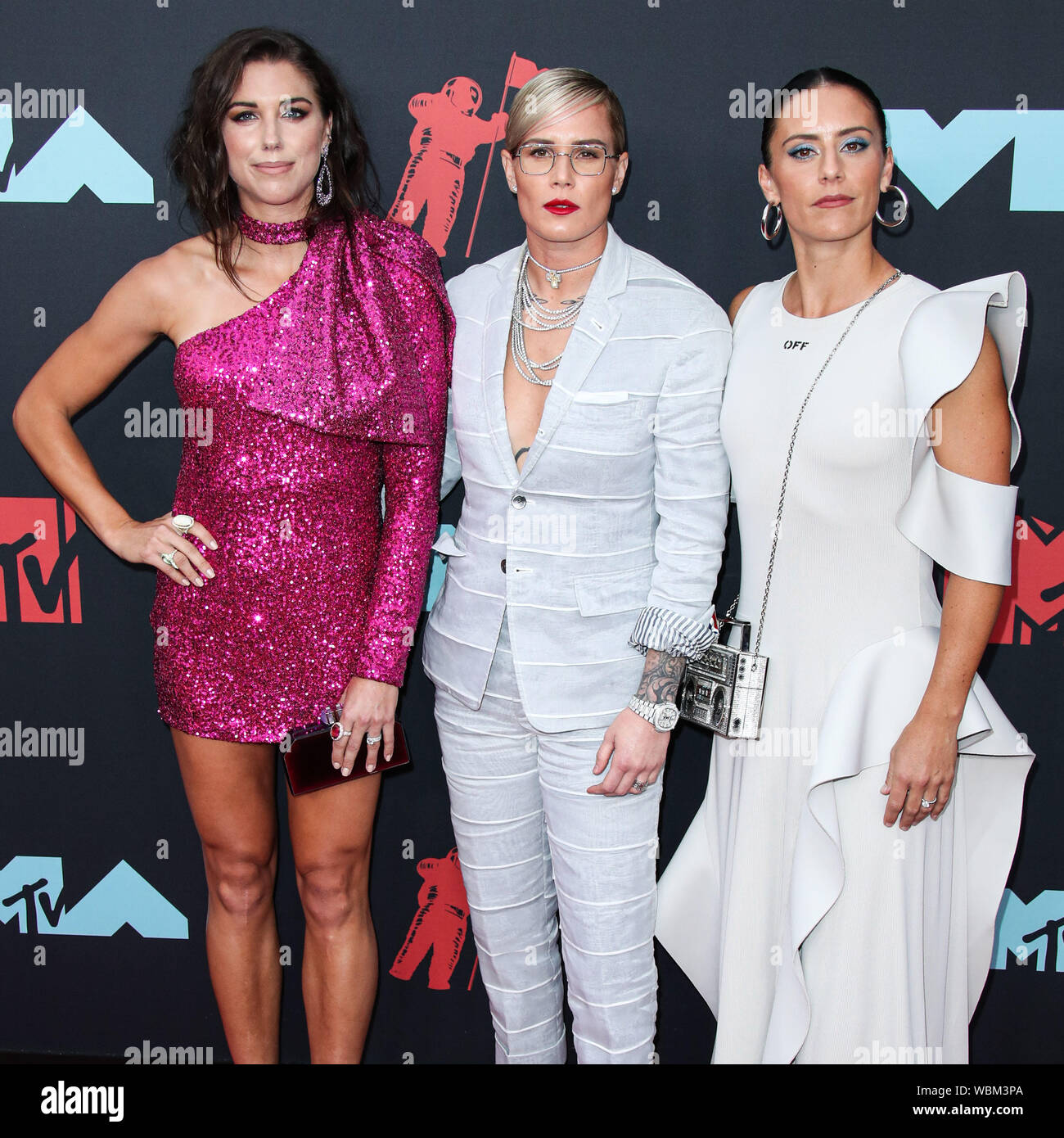 Alex Morgan Ashlyn Harris und Ali Krieger an den MTV Video Music Awards 2019 im Prudential Center in Newark New Jersey statt Stockfotografie Alamy
