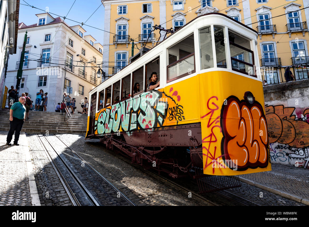 Graffiti bedeckt Standseilbahn Straßenbahn, Lissabon, Portugal. Stockfoto