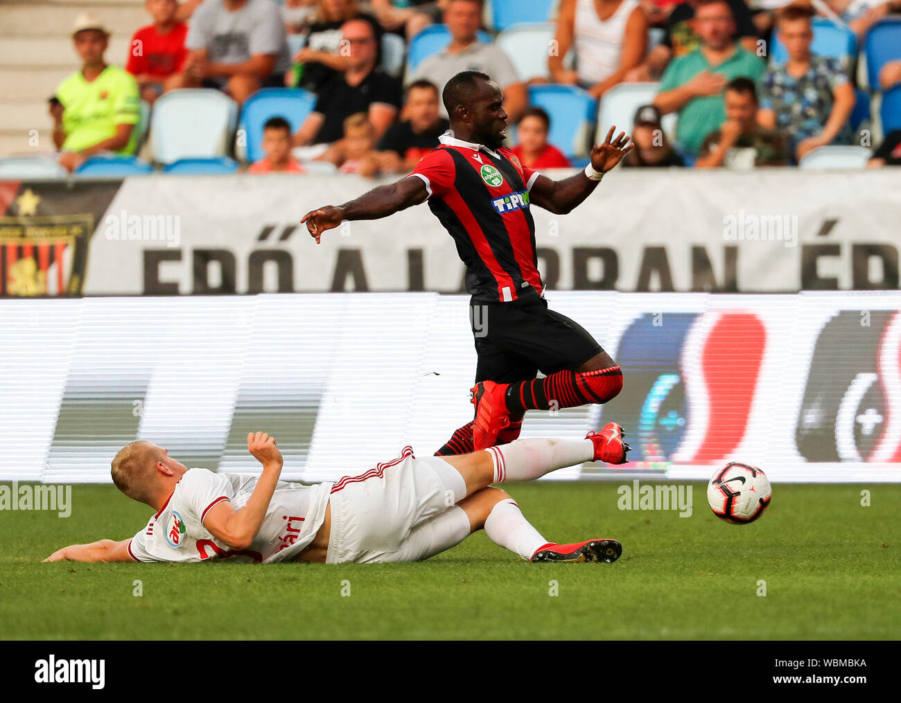 BUDAPEST, Ungarn - 24. August: (L-R) Csaba Szatmari der DVSC fouls Eke Uzoma von Budapest Honved während die ungarische OTP Bank Liga Match zwischen Honved Budapest und DVSC an Nandor Hidegkuti Stadion am 24. August 2019 in Budapest, Ungarn. Stockfoto