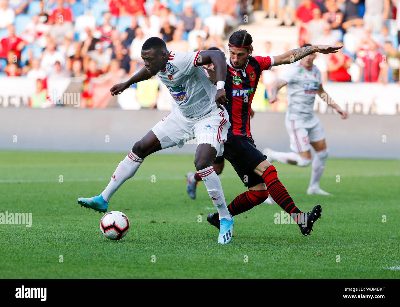 BUDAPEST, Ungarn - 24. August: (L-R) Haruna Garba der DVSC deckt die Kugel von Bence Batik von Budapest Honved während die ungarische OTP Bank Liga Match zwischen Honved Budapest und DVSC an Nandor Hidegkuti Stadion am 24. August 2019 in Budapest, Ungarn. Stockfoto