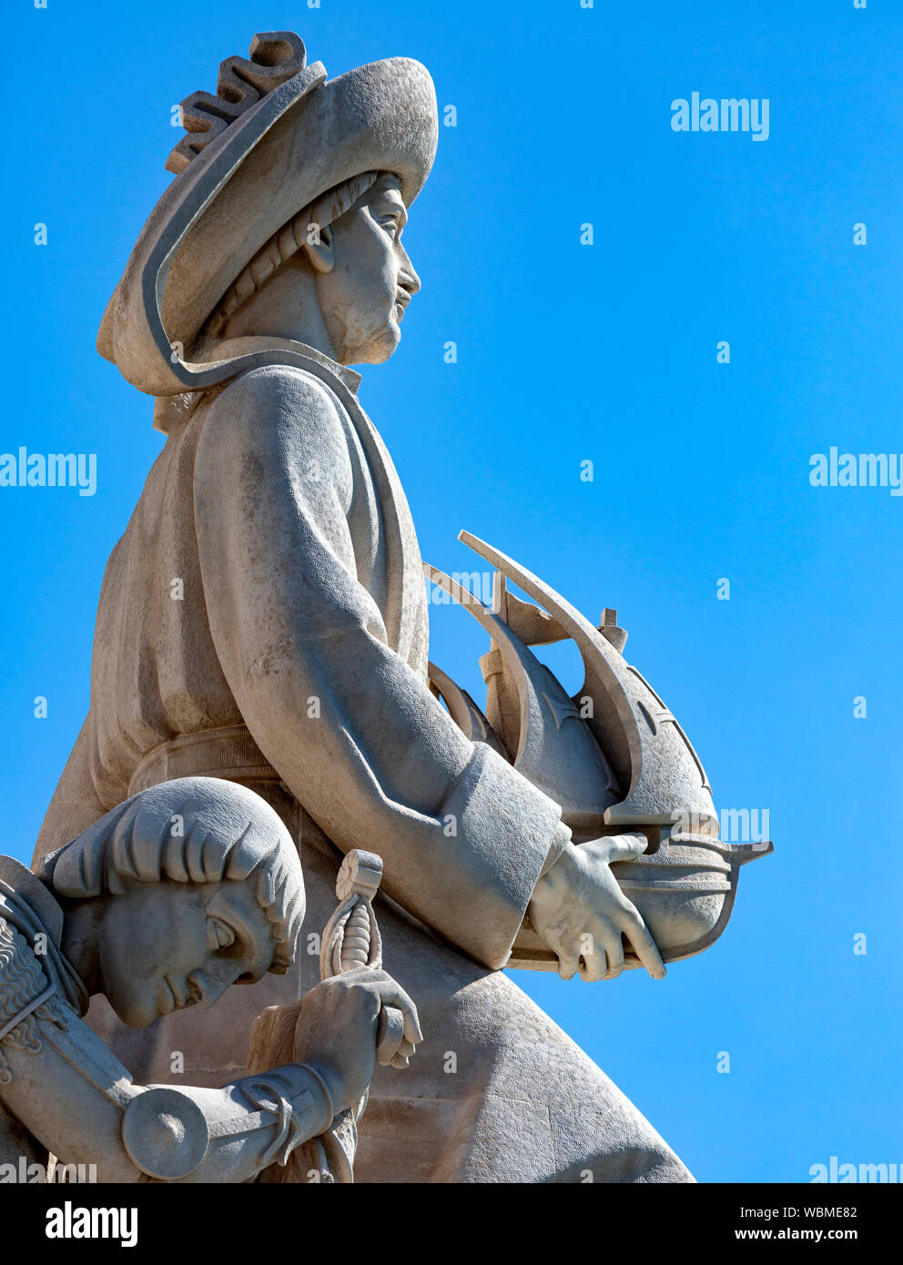 Abbildung von Heinrich dem Seefahrer Holding ein Schiff auf dem Denkmal der Entdeckungen in der Neuen Welt, Belem, Lissabon, Portugal. Stockfoto