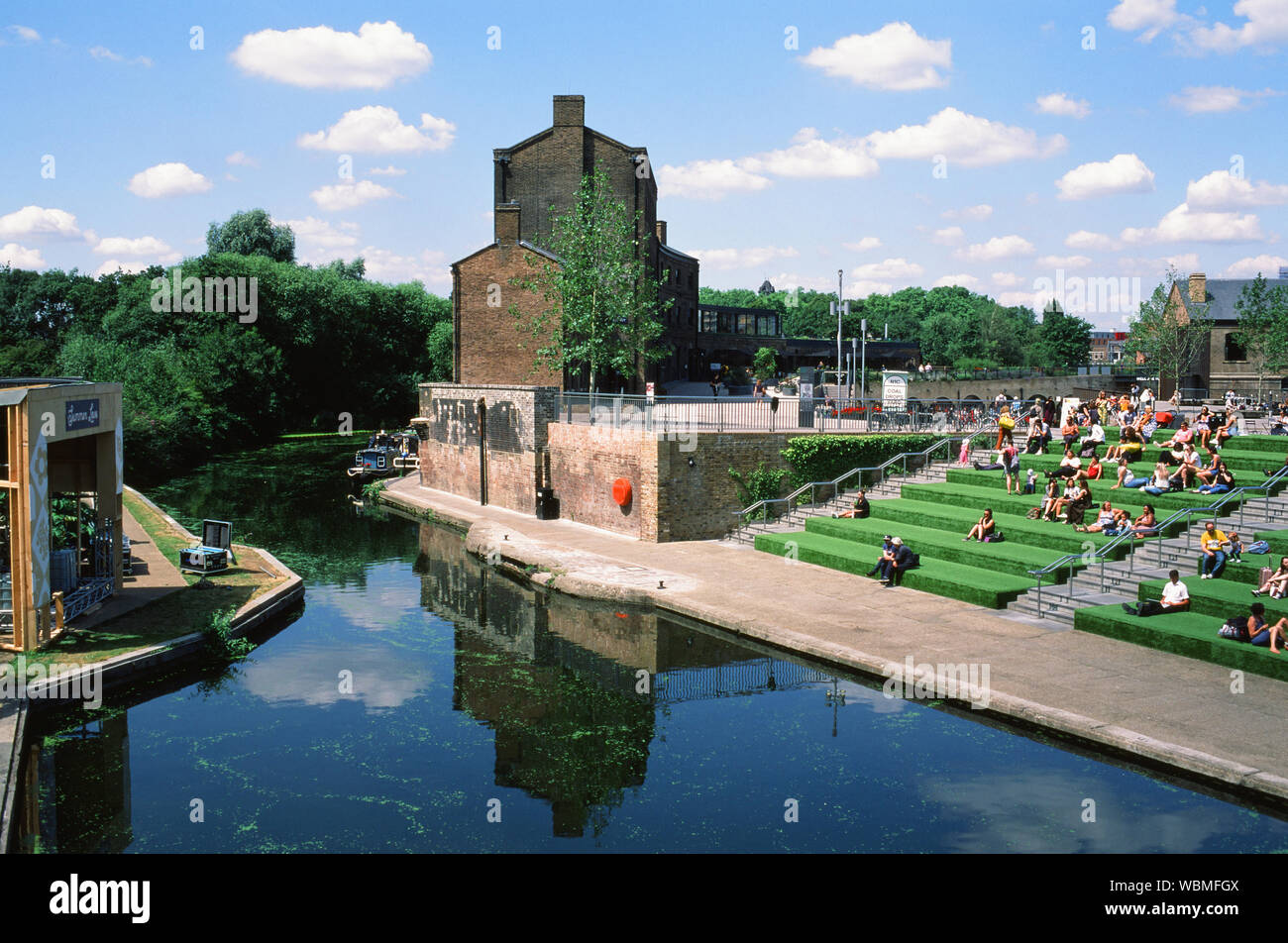 Leute sitzen auf Terrassen am Regents Kanal an der neu entwickelten Kohle Tropfen Hof, King's Cross, London UK Stockfoto