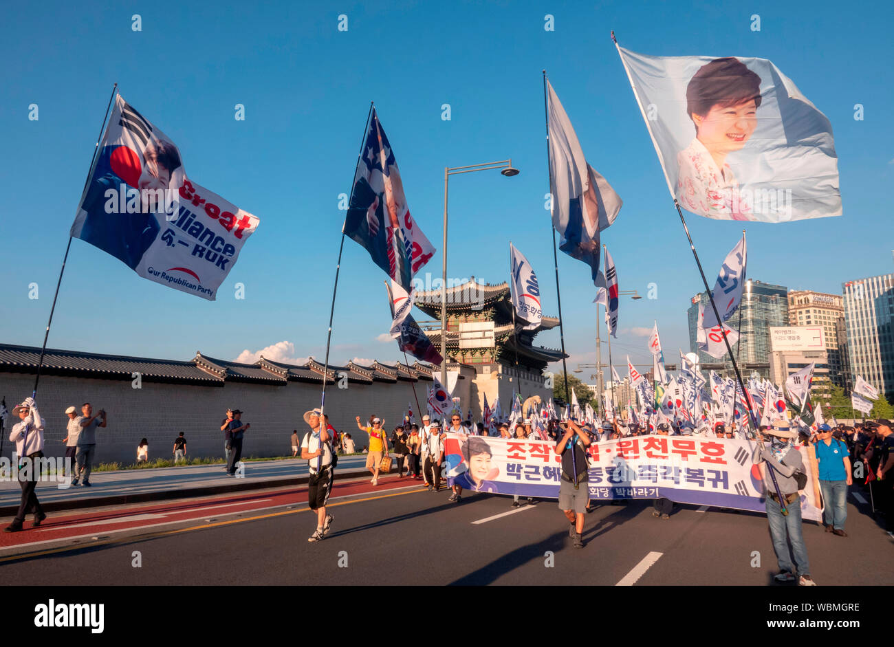 Kundgebung der Unsere Republikanische Partei, 24. August 2019: Anhänger und Mitglieder der Republikanischen Partei März nach einer Kundgebung fordern Freigabe der ehemalige Südkoreanische Präsident Park Geun-Hye in Seoul, Südkorea. Die Republikanische Partei ist der ehemalige Koreanischen Patrioten' Party und es unterstützt die ehemaligen Präsidenten Park. Eine Seoul Berufungsgericht verurteilt zu 25 Jahren Haft im August 2018, als sie der Konspiration mit ihrem langjährigen Vertrauten Choi Soon-Sil zu zwingen, lokale Konglomerate, darunter Samsung, zig Milliarden Won zu zwei gemeinnützige Stiftungen nach Chois kontro zu spenden überführt wurde, Stockfoto