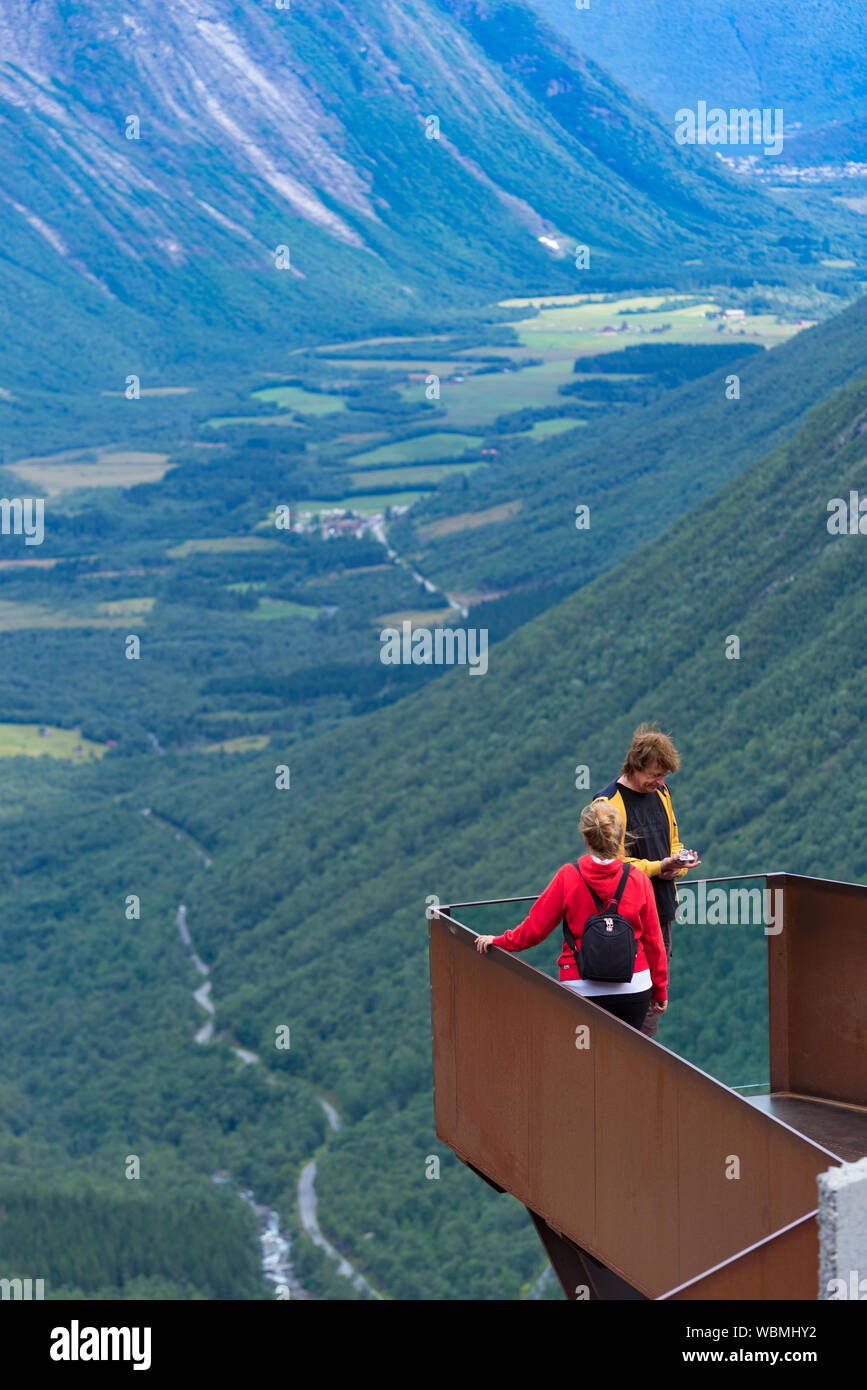 TROLLSTIGEN, Norwegen - 30. Juli 2018: Die einmaligen Aussichtspunkt Plattform über den Trollstigen oder Trolle Weg, eine Serpentine Mountain Road in Rauma Mu suchen Stockfoto