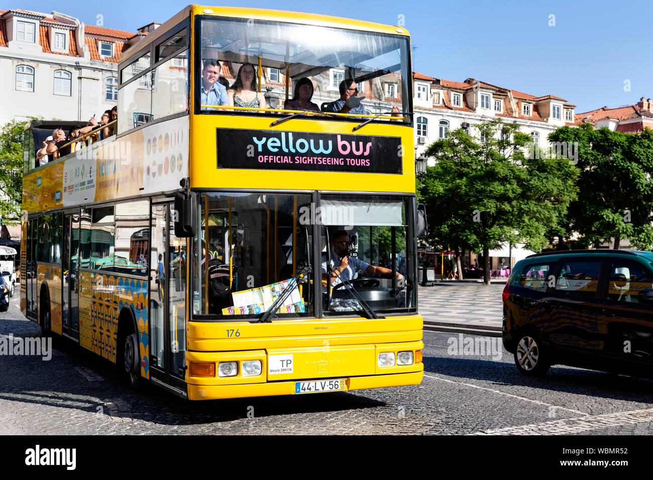 Gelbe sightseeing tour bus, Lissabon, Portugal. Stockfoto