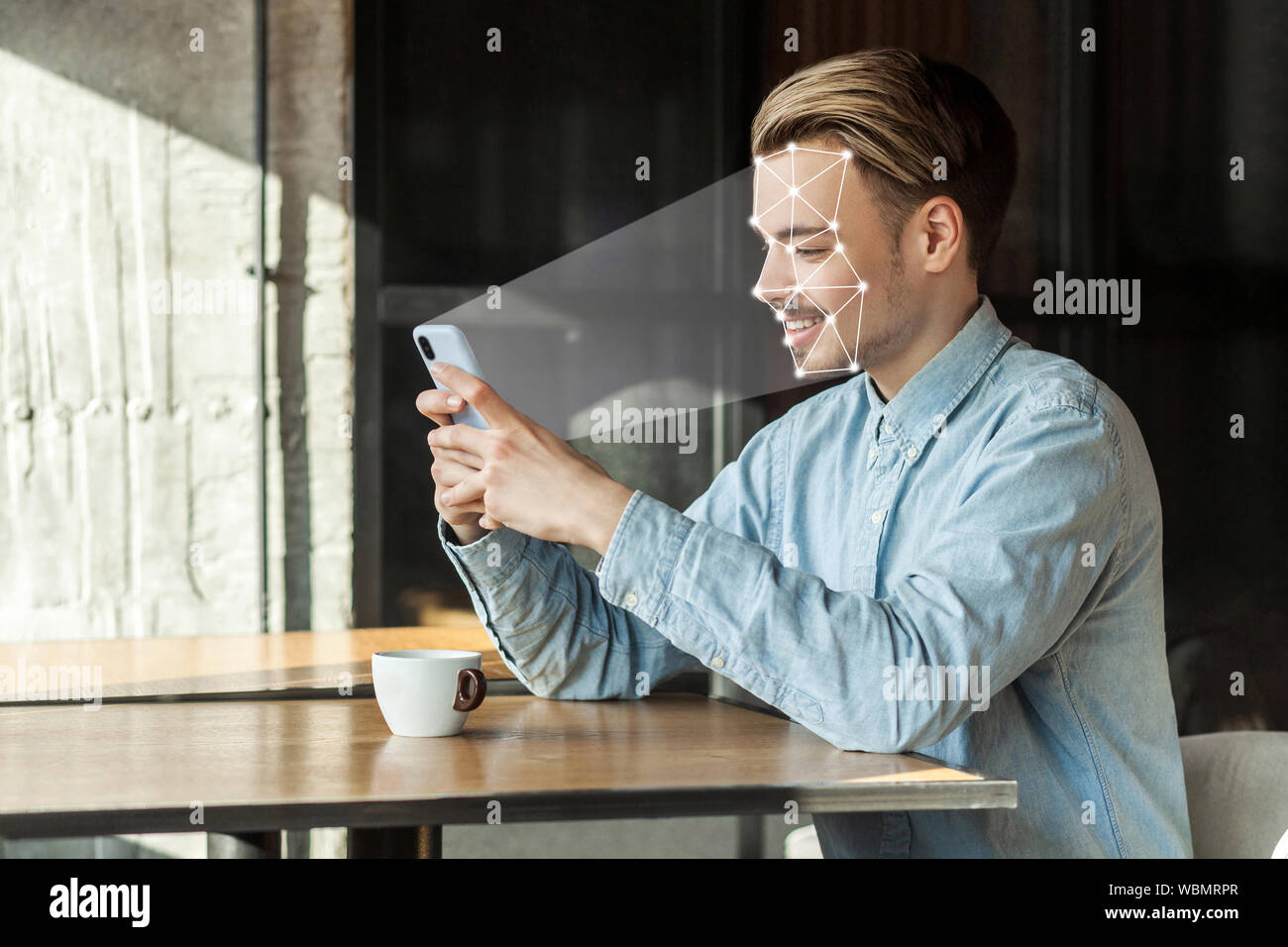 Mobile biometrische Identifikation und Verifikation Gesichtserkennung Konzept. Face ID Scaning oder Entriegelung Technologie. Junge glücklich Mann sitzt und Scannen Stockfoto