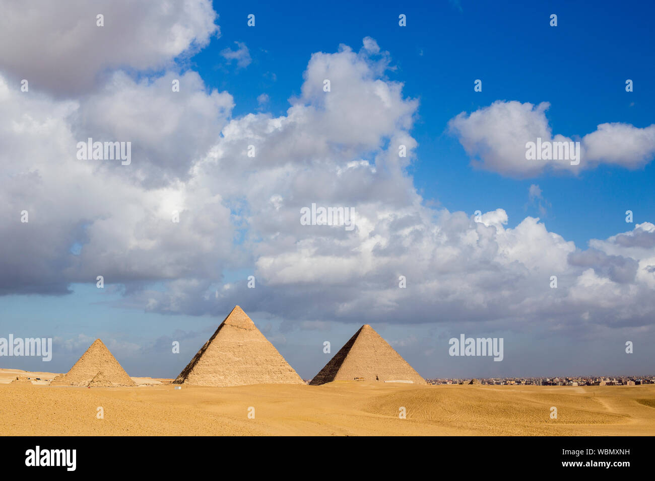 Drei Pyramiden (von rechts nach links) Khufu, Khafre und Menkuare in Ägypten am Vormittag bewölkt Tag, der Hintergrund ist die Stadt von Gizeh. Die drei Kleinen Stockfoto
