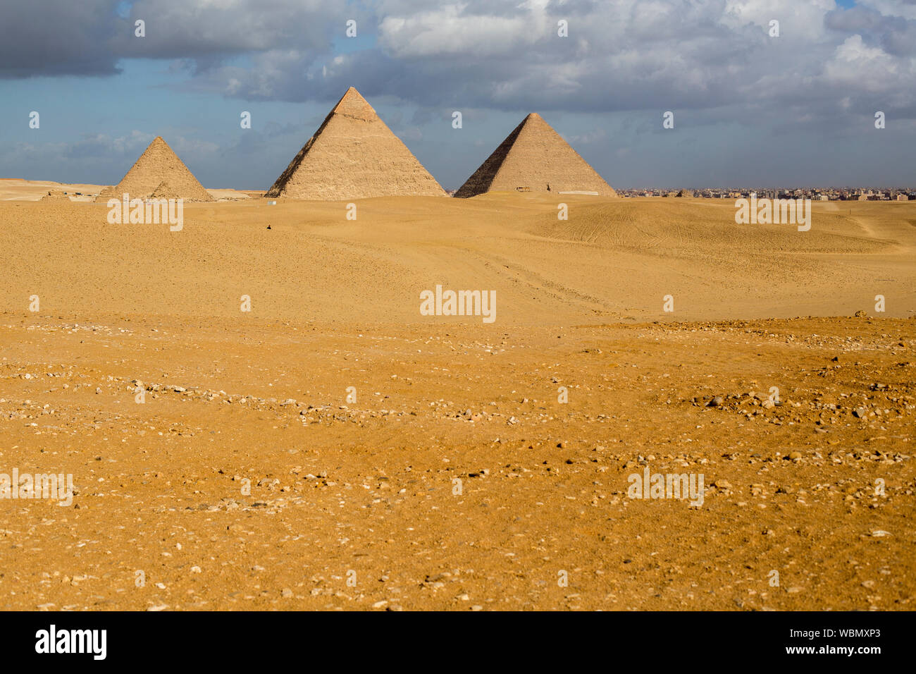 Drei Pyramiden (von rechts nach links) Khufu, Khafre und Menkuare in Ägypten am Vormittag bewölkt Tag, der Hintergrund ist die Stadt von Gizeh. Die drei Kleinen Stockfoto
