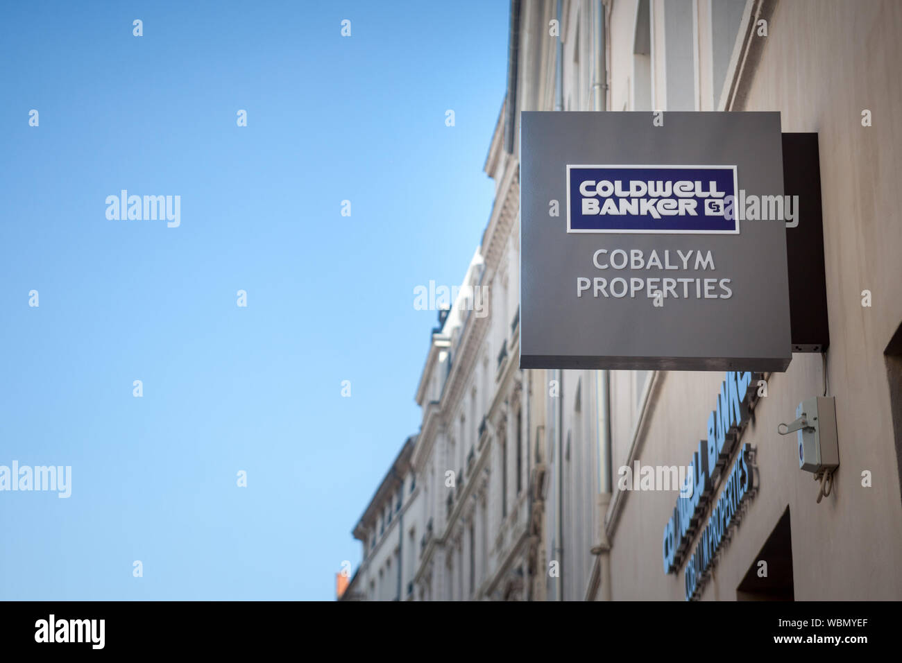 LYON, Frankreich - 19. JULI 2019: Coldwell Banker Logo Vor Ihren real estate agent für Lyon. Coldwell Banker ist ein US-amerikanischer Immobilien Franchise Stockfoto