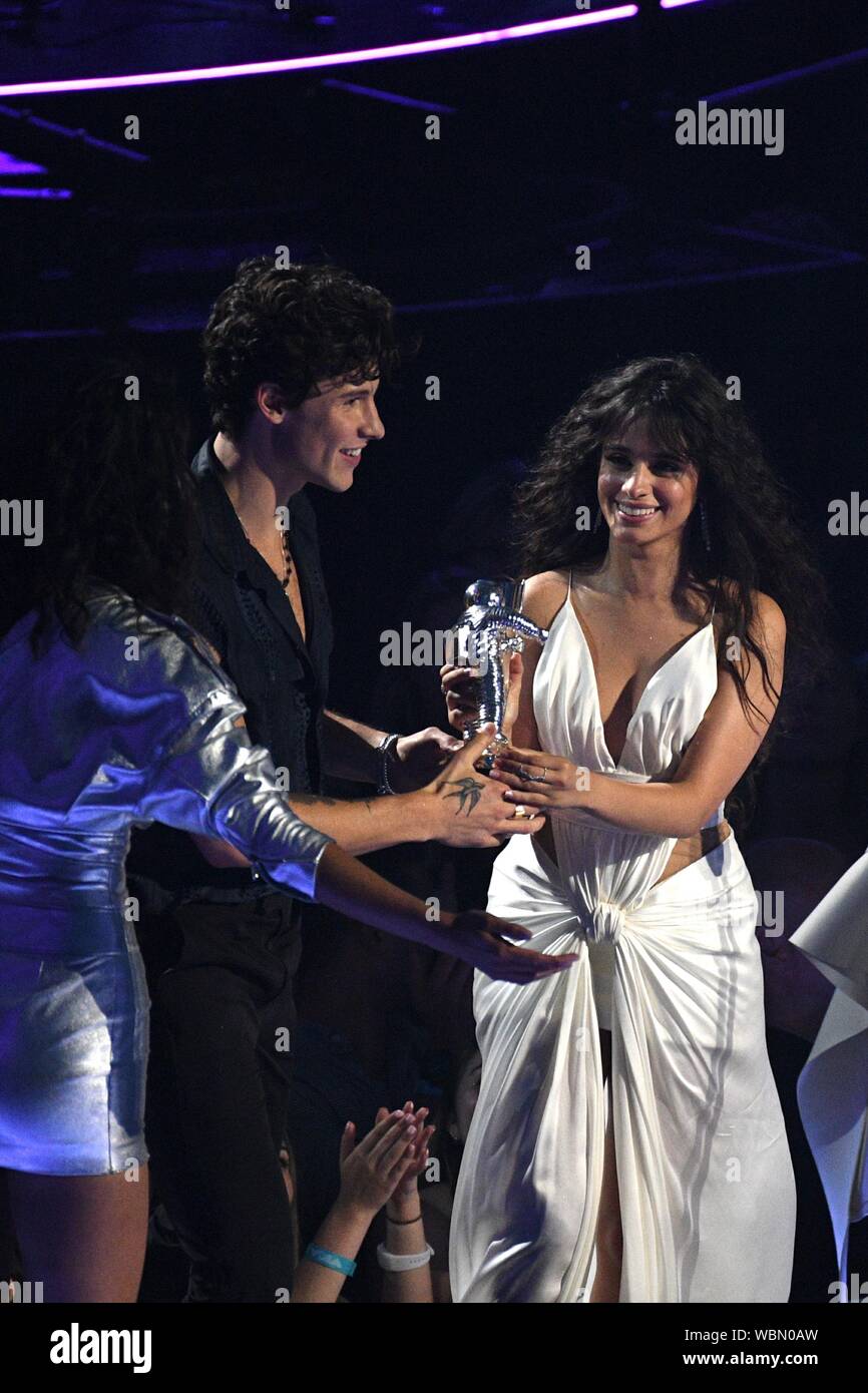 NEWARK, NJ - 26. August: Shawn Mendes und Camila Cabello nimmt an den MTV Music Video Awards im Prudential Center am 26. August 2019 in Newark, New Jersey. Foto: imageSPACE/MediaPunch Stockfoto