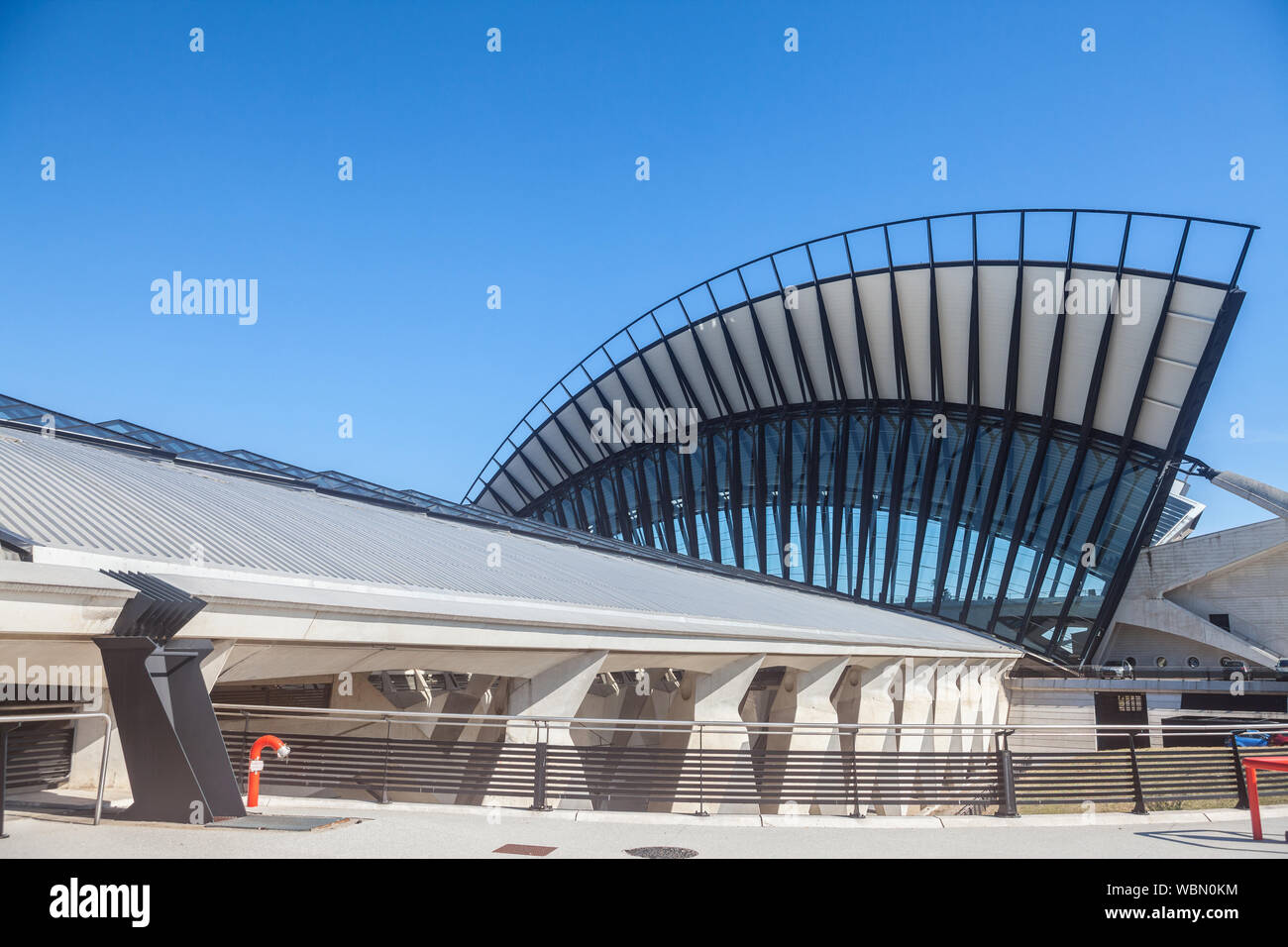 LYON, Frankreich - 13. JULI 2019: Hauptgebäude der Flughafen Lyon Saint Exupery TGV Bahnhof Hauptgebäude. Von Santiago Calatrava Valls konzipiert, es ist Stockfoto
