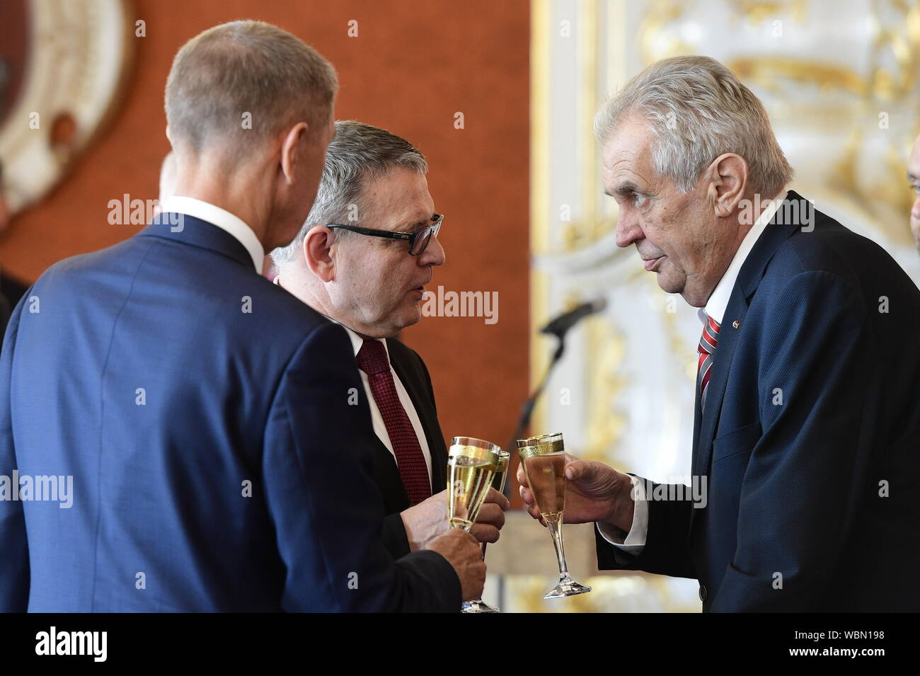 Prag, Tschechische Republik. 27 Aug, 2019. Präsident Milos Zeman (rechts) Lubomir Zaoralek (Sozialdemokraten, CSSD), der Außenminister in der vorherigen Wahlperiode war, wie neue tschechische Kulturminister auf der Prager Burg ernannt, Tschechische Republik, 27. August 2019. Credit: Roman Vondrous/CTK Photo/Alamy leben Nachrichten Stockfoto
