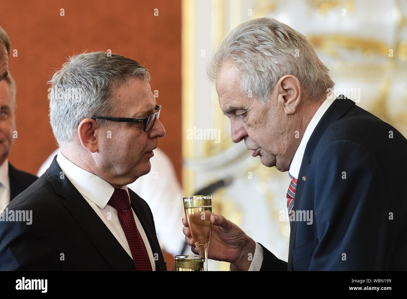 Prag, Tschechische Republik. 27 Aug, 2019. Präsident Milos Zeman (rechts) Lubomir Zaoralek (Sozialdemokraten, CSSD), der Außenminister in der vorherigen Wahlperiode war, wie neue tschechische Kulturminister auf der Prager Burg ernannt, Tschechische Republik, 27. August 2019. Credit: Roman Vondrous/CTK Photo/Alamy leben Nachrichten Stockfoto