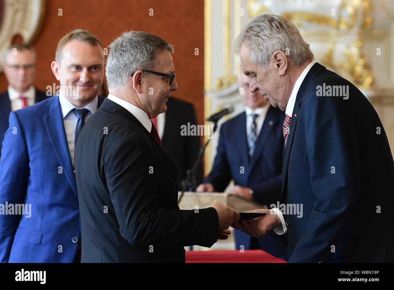 Prag, Tschechische Republik. 27 Aug, 2019. Präsident Milos Zeman (rechts) Lubomir Zaoralek (Sozialdemokraten, CSSD), der Außenminister in der vorherigen Wahlperiode war, wie neue tschechische Kulturminister auf der Prager Burg ernannt, Tschechische Republik, 27. August 2019. Credit: Roman Vondrous/CTK Photo/Alamy leben Nachrichten Stockfoto