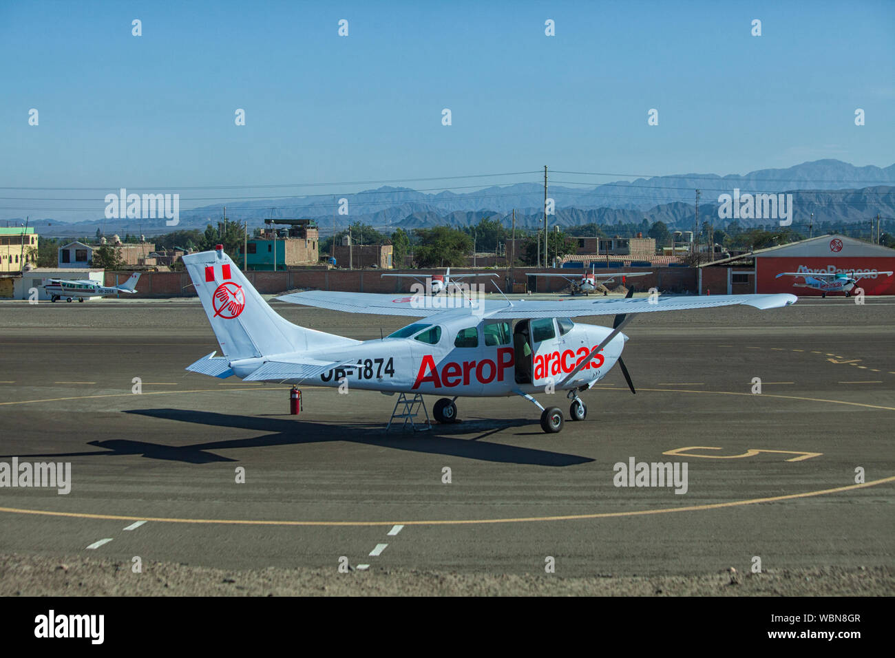 Flugzeug warten auf Passagiere am Flughafen Nazca. Flug über die Nazca