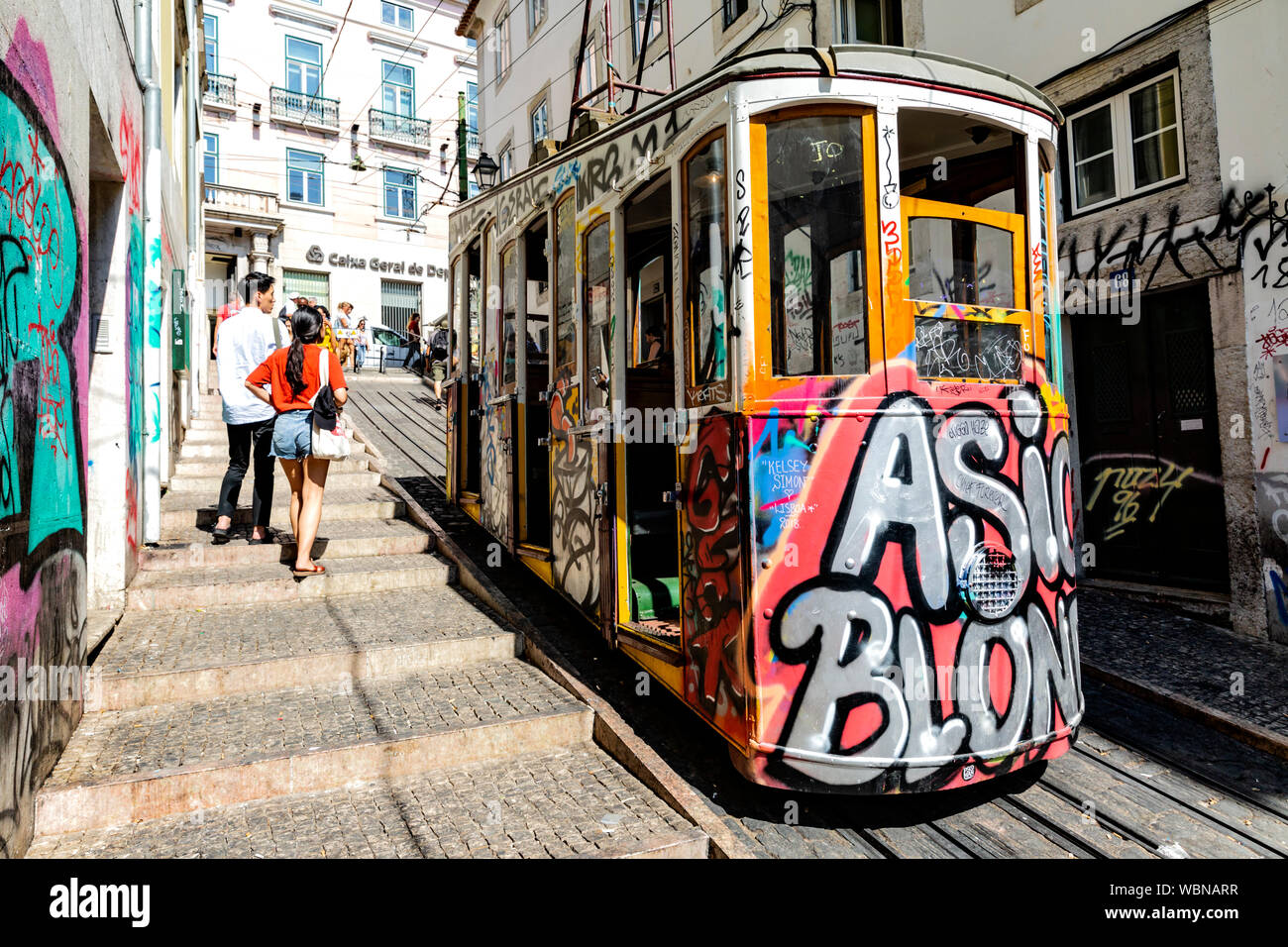 Graffiti bedeckt Standseilbahn Straßenbahn, Lissabon, Portugal. Stockfoto