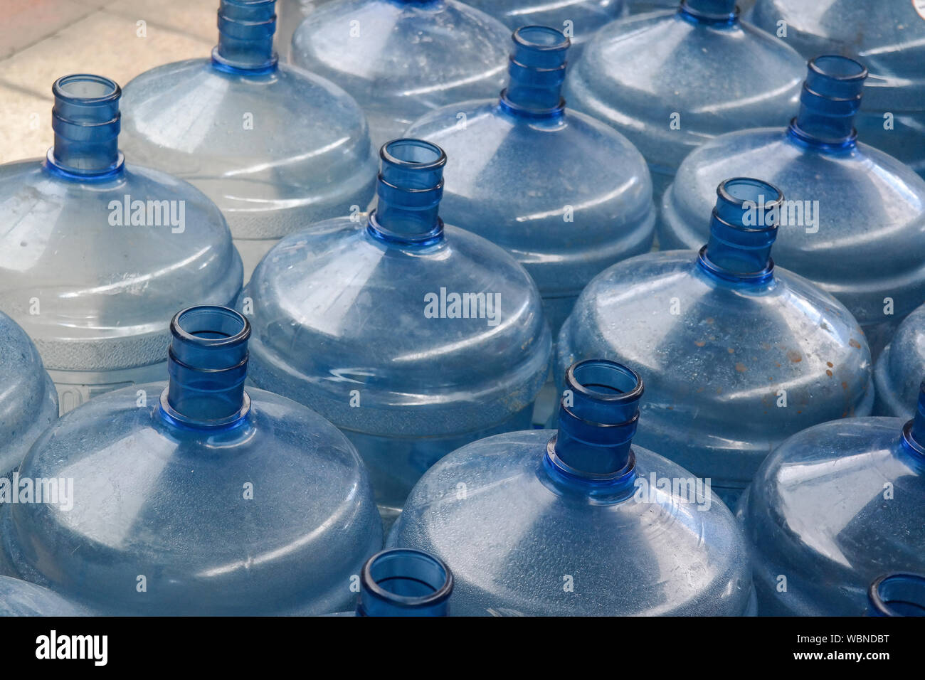 Stacked water bottles -Fotos und -Bildmaterial in hoher Auflösung – Alamy