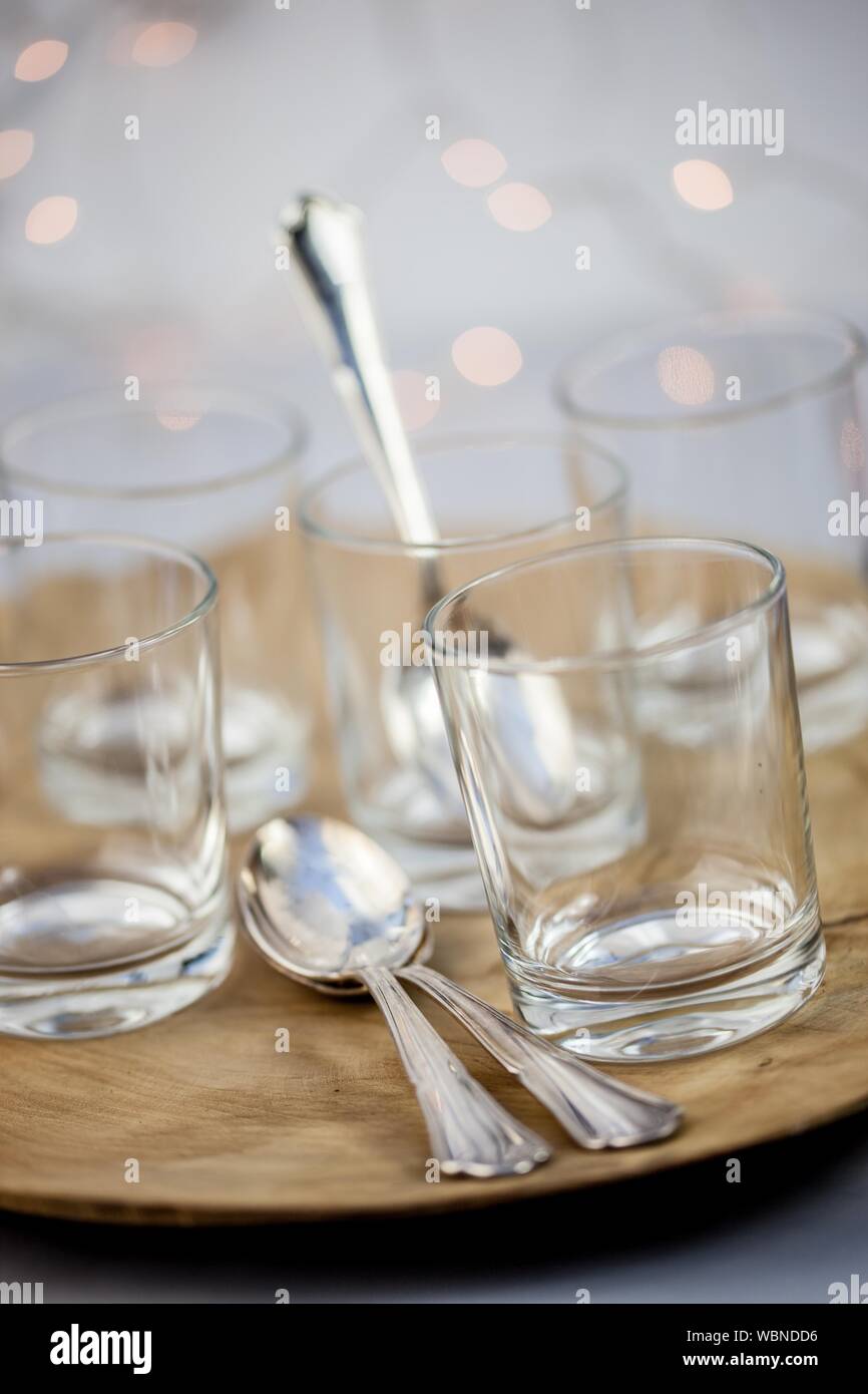 Nahaufnahme der Gläser mit Löffel am Tisch Stockfotografie - Alamy