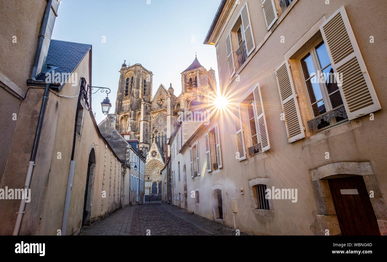 Die Altstadt und die Kathedrale von Bourges, Center-Val de Loire, Frankreich Stockfoto