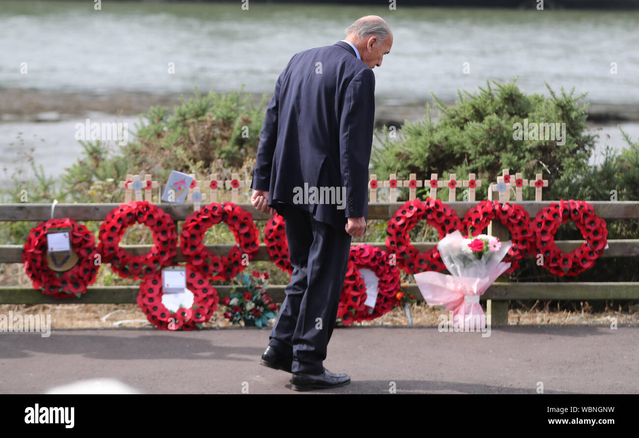 General Sir Mike Jackson nimmt Teil an einem Service auf engen Wasser in der Nähe von Warrenpoint in Co unten statt der 40. Jahrestag der Tod von 18 Soldaten, die am 27. August 1979 zu markieren. Stockfoto