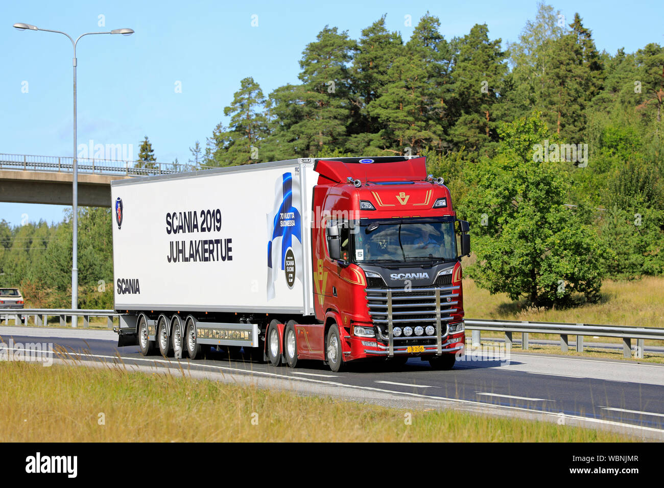 Turku, Finnland. August 24, 2019. Nächste Generation Scania S 650 V8 50 Jahre Jubiläum zieht Lkw Auflieger auf der Straße. Scania in Finnland 70 Jahre Tour Stockfoto