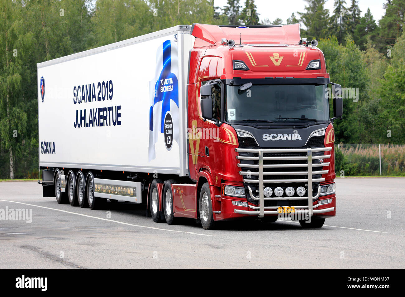 Turku, Finnland. August 23, 2019. Nächste Generation Scania S 650 V8 50 Jahre Truck vor der Auflieger. Scania in Finnland 70 Jahre Tour. Stockfoto
