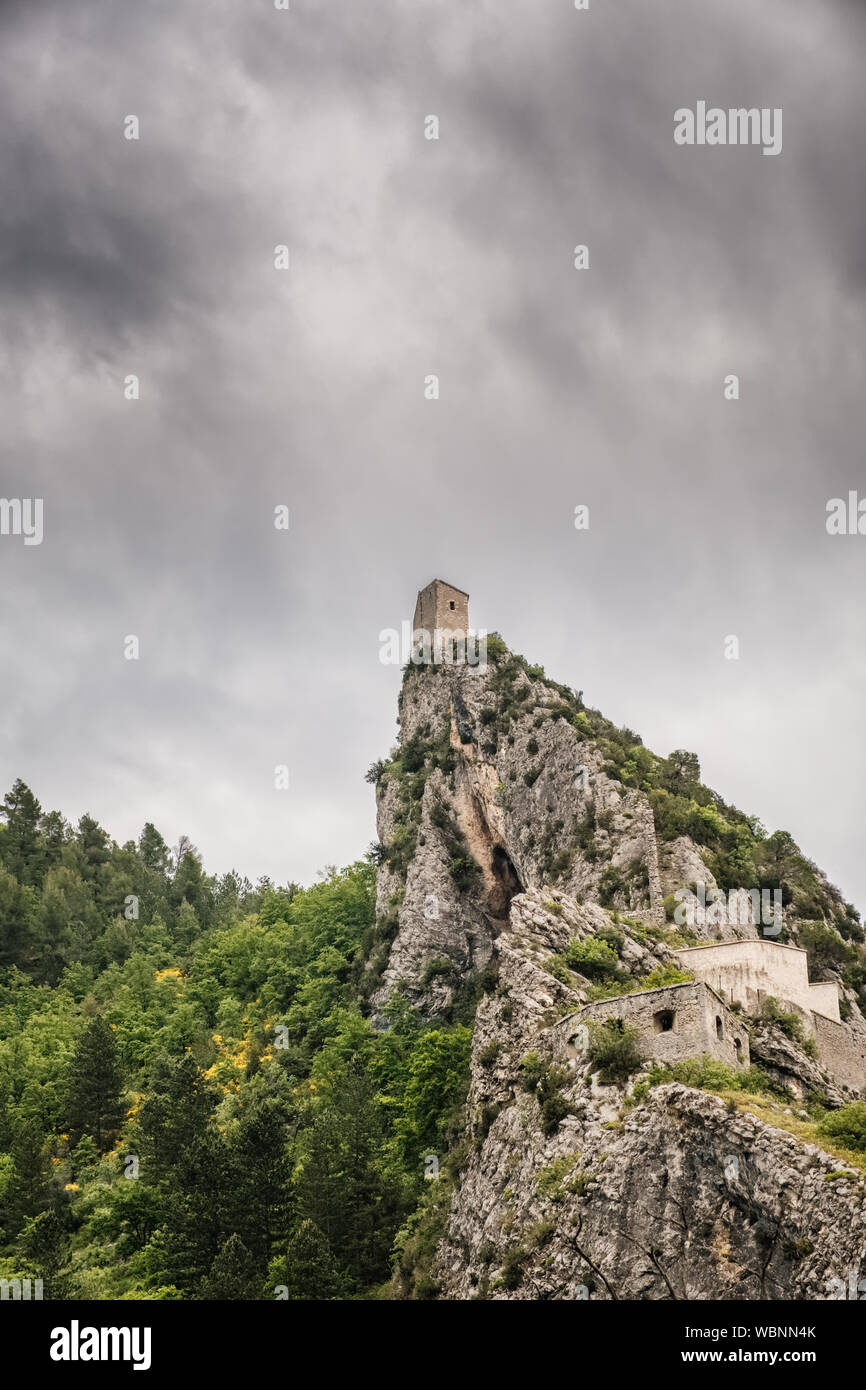 Die mittelalterliche Zitadelle von Entrevaux liegt hoch auf einem Felsvorsprung über dem Var Tal in der Alpes-de-Haute-Provence, Frankreich Stockfoto