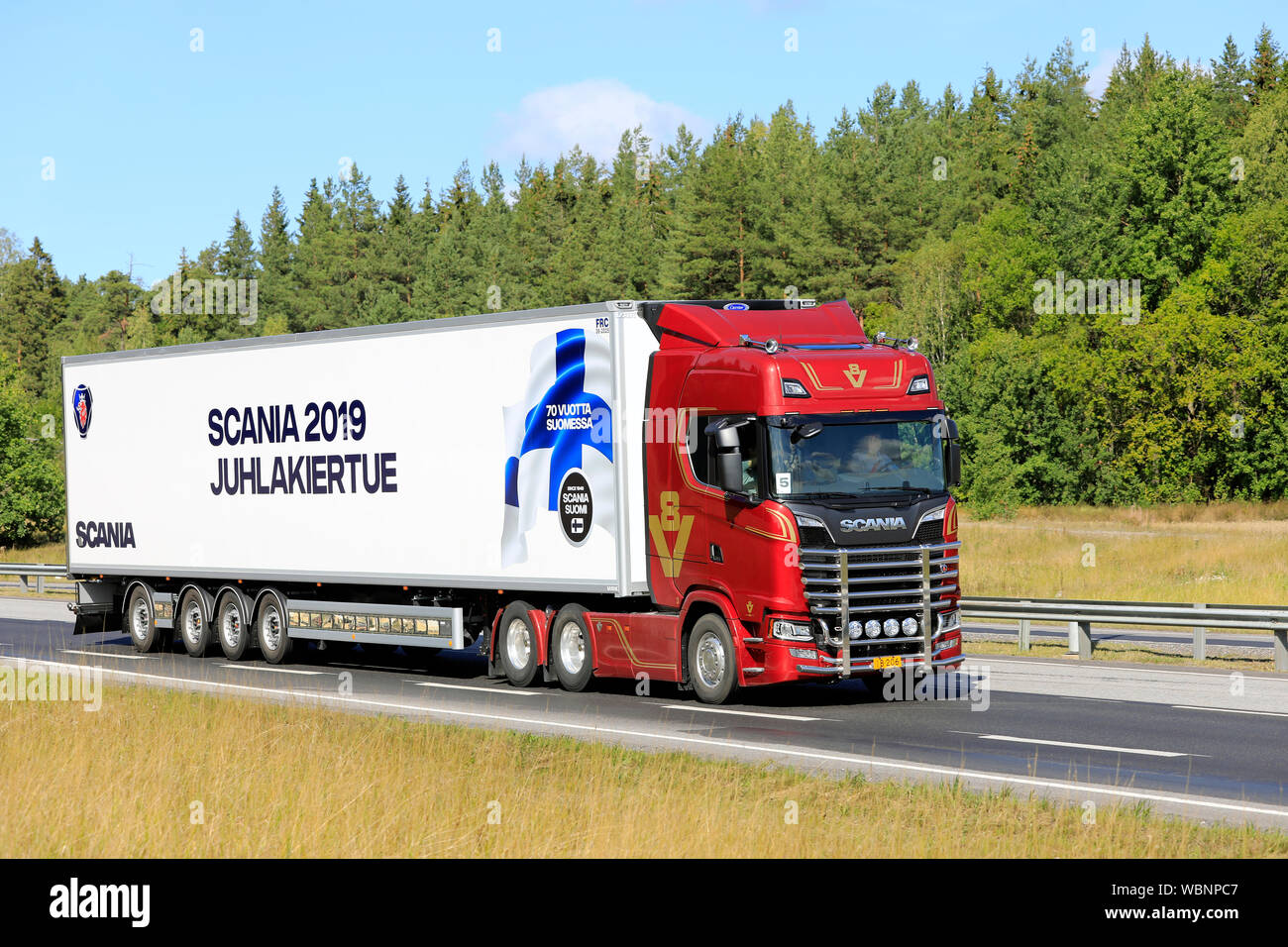 Turku, Finnland. August 24, 2019. Nächste Generation Scania S 650 V8 50 Jahre Jubiläum zieht Lkw Auflieger auf der Straße. Scania in Finnland 70 Jahre Tour Stockfoto