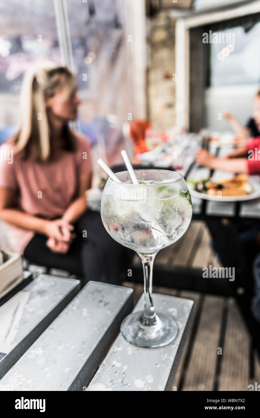 Einen erfrischenden Gin und Tonic in einem Grande Glas. Stockfoto